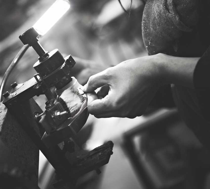 Spécialisé dans la fabrication articles sur mesure, l'atelier cuir Ndt-Gvf réalise vos projets cuir sur mesure