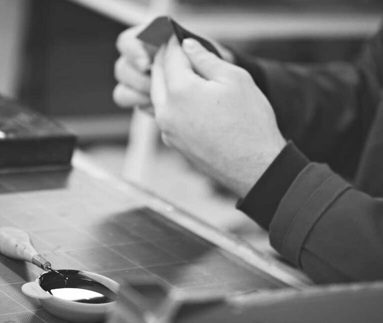 Spécialisé dans la fabrication articles sur mesure, l'atelier cuir Ndt-Gvf réalise vos projets cuir sur mesure